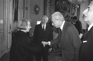 Incontro con una delegazione dell'Accademia nazionale di S. Luca, per la consegna del Premio "Presidente della Repubblica" 1986 allo scultore Vincenzo Gaetaniello