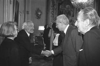 Incontro con una delegazione dell'Accademia nazionale di S. Luca, per la consegna del Premio "Presidente della Repubblica" 1986 allo scultore Vincenzo Gaetaniello