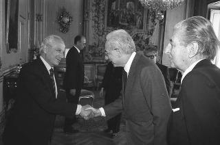 Incontro con una delegazione dell'Accademia nazionale di S. Luca, per la consegna del Premio "Presidente della Repubblica" 1986 allo scultore Vincenzo Gaetaniello