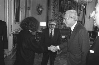 Incontro con una delegazione dell'Accademia nazionale di S. Luca, per la consegna del Premio "Presidente della Repubblica" 1986 allo scultore Vincenzo Gaetaniello
