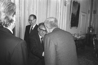 Incontro con una delegazione dell'Accademia nazionale di S. Luca, per la consegna del Premio "Presidente della Repubblica" 1986 allo scultore Vincenzo Gaetaniello