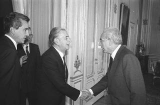 Incontro con una delegazione dell'Accademia nazionale di S. Luca, per la consegna del Premio "Presidente della Repubblica" 1986 allo scultore Vincenzo Gaetaniello