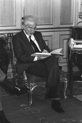 Incontro con una delegazione dell'Accademia nazionale di S. Luca, per la consegna del Premio "Presidente della Repubblica" 1986 allo scultore Vincenzo Gaetaniello
