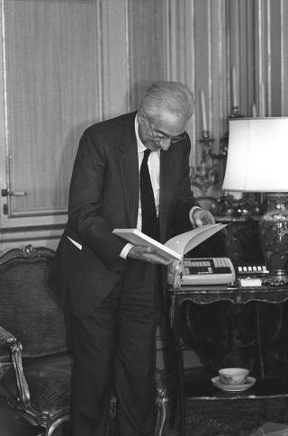 Incontro con una delegazione dell'Accademia nazionale di S. Luca, per la consegna del Premio "Presidente della Repubblica" 1986 allo scultore Vincenzo Gaetaniello