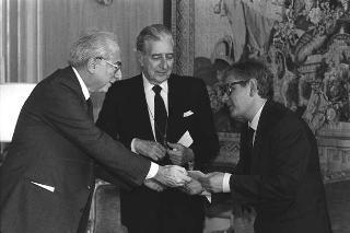 Incontro con una delegazione dell'Accademia nazionale di S. Luca, per la consegna del Premio "Presidente della Repubblica" 1986 allo scultore Vincenzo Gaetaniello