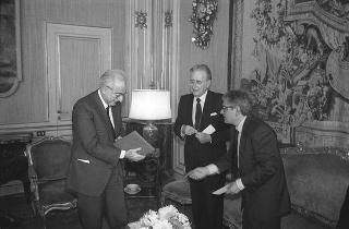 Incontro con una delegazione dell'Accademia nazionale di S. Luca, per la consegna del Premio "Presidente della Repubblica" 1986 allo scultore Vincenzo Gaetaniello