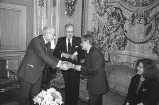 Incontro con una delegazione dell'Accademia nazionale di S. Luca, per la consegna del Premio "Presidente della Repubblica" 1986 allo scultore Vincenzo Gaetaniello