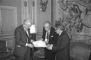 Incontro con una delegazione dell'Accademia nazionale di S. Luca, per la consegna del Premio "Presidente della Repubblica" 1986 allo scultore Vincenzo Gaetaniello