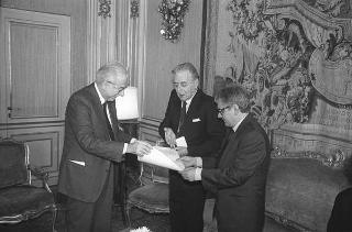 Incontro con una delegazione dell'Accademia nazionale di S. Luca, per la consegna del Premio "Presidente della Repubblica" 1986 allo scultore Vincenzo Gaetaniello