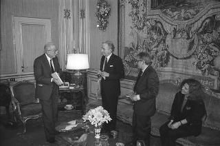 Incontro con una delegazione dell'Accademia nazionale di S. Luca, per la consegna del Premio "Presidente della Repubblica" 1986 allo scultore Vincenzo Gaetaniello