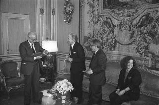 Incontro con una delegazione dell'Accademia nazionale di S. Luca, per la consegna del Premio "Presidente della Repubblica" 1986 allo scultore Vincenzo Gaetaniello