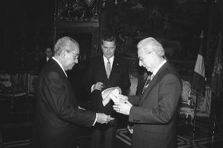 Il Presidente della Repubblica Francesco Cossiga riceve: Sua Eccellenza Federico Estatda Velez, nuovo Ambasciatore della Repubblica di Colombia, Sua Eccellenza Balthazar Nahimana, nuovo Ambasciatore della Repubblica del Burundi, Sua Eccellenza Feesago Siaosi Fepulea 'I, nuovo Ambasciatore di Samoa Occidentale, Sua Eccellenza  Horour Helgason, nuovo Ambasciatore della Repubblica d'Islanda per la presentazione delle Lettere Credenziali.