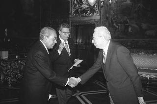 Il Presidente della Repubblica Francesco Cossiga riceve: Sua Eccellenza Federico Estatda Velez, nuovo Ambasciatore della Repubblica di Colombia, Sua Eccellenza Balthazar Nahimana, nuovo Ambasciatore della Repubblica del Burundi, Sua Eccellenza Feesago Siaosi Fepulea 'I, nuovo Ambasciatore di Samoa Occidentale, Sua Eccellenza  Horour Helgason, nuovo Ambasciatore della Repubblica d'Islanda per la presentazione delle Lettere Credenziali.