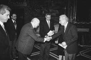 Il Presidente della Repubblica Francesco Cossiga riceve: Sua Eccellenza Federico Estatda Velez, nuovo Ambasciatore della Repubblica di Colombia, Sua Eccellenza Balthazar Nahimana, nuovo Ambasciatore della Repubblica del Burundi, Sua Eccellenza Feesago Siaosi Fepulea 'I, nuovo Ambasciatore di Samoa Occidentale, Sua Eccellenza  Horour Helgason, nuovo Ambasciatore della Repubblica d'Islanda per la presentazione delle Lettere Credenziali.