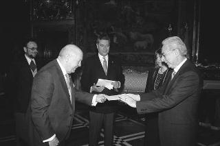 Il Presidente della Repubblica Francesco Cossiga riceve: Sua Eccellenza Federico Estatda Velez, nuovo Ambasciatore della Repubblica di Colombia, Sua Eccellenza Balthazar Nahimana, nuovo Ambasciatore della Repubblica del Burundi, Sua Eccellenza Feesago Siaosi Fepulea 'I, nuovo Ambasciatore di Samoa Occidentale, Sua Eccellenza  Horour Helgason, nuovo Ambasciatore della Repubblica d'Islanda per la presentazione delle Lettere Credenziali.