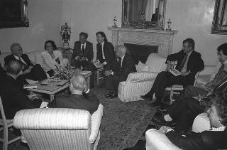 Incontro del Presidente della Repubblica Francesco Cossiga con gli autori e gli editori del libro "Elementare, Signor Presidente": per la presentazione dell'opera