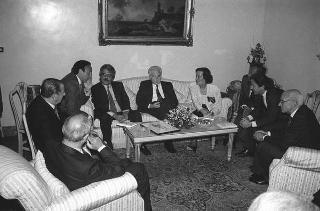 Incontro del Presidente della Repubblica Francesco Cossiga con gli autori e gli editori del libro "Elementare, Signor Presidente": per la presentazione dell'opera