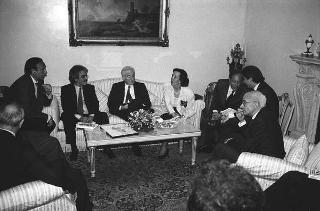 Incontro del Presidente della Repubblica Francesco Cossiga con gli autori e gli editori del libro "Elementare, Signor Presidente": per la presentazione dell'opera