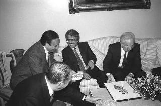 Incontro del Presidente della Repubblica Francesco Cossiga con gli autori e gli editori del libro "Elementare, Signor Presidente": per la presentazione dell'opera