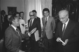 Incontro del Presidente della Repubblica Francesco Cossiga con gli autori e gli editori del libro "Elementare, Signor Presidente": per la presentazione dell'opera