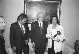 Incontro del Presidente della Repubblica Francesco Cossiga con gli autori e gli editori del libro "Elementare, Signor Presidente": per la presentazione dell'opera