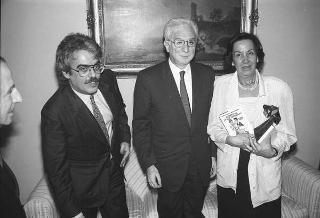 Incontro del Presidente della Repubblica Francesco Cossiga con gli autori e gli editori del libro "Elementare, Signor Presidente": per la presentazione dell'opera