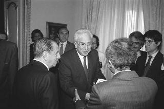 Incontro del Presidente della Repubblica Francesco Cossiga con gli autori e gli editori del libro "Elementare, Signor Presidente": per la presentazione dell'opera
