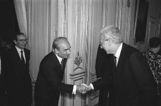 Il Presidente della Repubblica Francesco Cossiga riceve in udienza Giuseppe Scuderi, direttore dell'Istituto di Oftalmologia dell'Università di Roma, con una delegazione di partecipanti alla "Giornata internazionale di oftalmologia"
