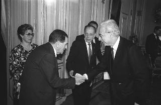 Il Presidente della Repubblica Francesco Cossiga riceve in udienza Giuseppe Scuderi, direttore dell'Istituto di Oftalmologia dell'Università di Roma, con una delegazione di partecipanti alla "Giornata internazionale di oftalmologia"