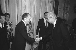 Il Presidente della Repubblica Francesco Cossiga riceve in udienza Giuseppe Scuderi, direttore dell'Istituto di Oftalmologia dell'Università di Roma, con una delegazione di partecipanti alla "Giornata internazionale di oftalmologia"