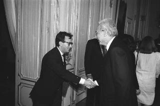 Il Presidente della Repubblica Francesco Cossiga riceve in udienza Giuseppe Scuderi, direttore dell'Istituto di Oftalmologia dell'Università di Roma, con una delegazione di partecipanti alla "Giornata internazionale di oftalmologia"