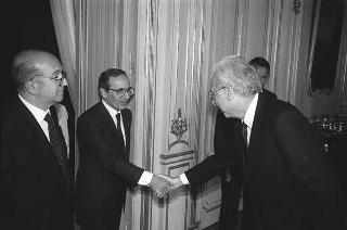 Il Presidente della Repubblica Francesco Cossiga riceve in udienza Giuseppe Scuderi, direttore dell'Istituto di Oftalmologia dell'Università di Roma, con una delegazione di partecipanti alla "Giornata internazionale di oftalmologia"