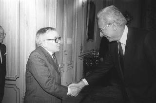 Il Presidente della Repubblica Francesco Cossiga riceve in udienza Giuseppe Scuderi, direttore dell'Istituto di Oftalmologia dell'Università di Roma, con una delegazione di partecipanti alla "Giornata internazionale di oftalmologia"