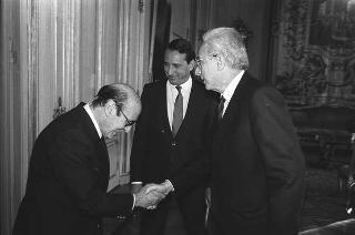 Il Presidente della Repubblica Francesco Cossiga riceve in udienza Giuseppe Scuderi, direttore dell'Istituto di Oftalmologia dell'Università di Roma, con una delegazione di partecipanti alla "Giornata internazionale di oftalmologia"