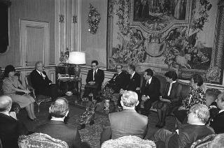 Il Presidente della Repubblica Francesco Cossiga riceve in udienza Giuseppe Scuderi, direttore dell'Istituto di Oftalmologia dell'Università di Roma, con una delegazione di partecipanti alla "Giornata internazionale di oftalmologia"