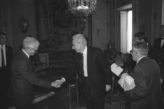 Il Presidente della Repubblica Francesco Cossiga incontra Lorenzo Spinelli, direttore dell'Istituto di diritto pubblico dell'Università di Roma "La Sapienza", con una delegazione di partecipanti al Convegno "Nuovi moti per la formazione del diritto"