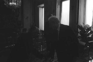 Il Presidente della Repubblica Francesco Cossiga incontra Lorenzo Spinelli, direttore dell'Istituto di diritto pubblico dell'Università di Roma "La Sapienza", con una delegazione di partecipanti al Convegno "Nuovi moti per la formazione del diritto"