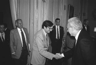 Il Presidente della Repubblica Francesco Cossiga incontra Lorenzo Spinelli, direttore dell'Istituto di diritto pubblico dell'Università di Roma "La Sapienza", con una delegazione di partecipanti al Convegno "Nuovi moti per la formazione del diritto"