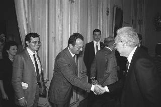 Il Presidente della Repubblica Francesco Cossiga incontra Lorenzo Spinelli, direttore dell'Istituto di diritto pubblico dell'Università di Roma "La Sapienza", con una delegazione di partecipanti al Convegno "Nuovi moti per la formazione del diritto"