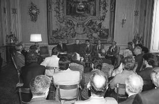 Il Presidente della Repubblica Francesco Cossiga incontra Lorenzo Spinelli, direttore dell'Istituto di diritto pubblico dell'Università di Roma "La Sapienza", con una delegazione di partecipanti al Convegno "Nuovi moti per la formazione del diritto"