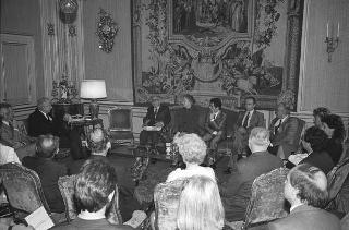 Il Presidente della Repubblica Francesco Cossiga incontra Lorenzo Spinelli, direttore dell'Istituto di diritto pubblico dell'Università di Roma "La Sapienza", con una delegazione di partecipanti al Convegno "Nuovi moti per la formazione del diritto"