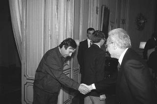 Il Presidente della Repubblica Francesco Cossiga incontra Lorenzo Spinelli, direttore dell'Istituto di diritto pubblico dell'Università di Roma "La Sapienza", con una delegazione di partecipanti al Convegno "Nuovi moti per la formazione del diritto"
