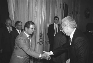 Il Presidente della Repubblica Francesco Cossiga incontra Lorenzo Spinelli, direttore dell'Istituto di diritto pubblico dell'Università di Roma "La Sapienza", con una delegazione di partecipanti al Convegno "Nuovi moti per la formazione del diritto"