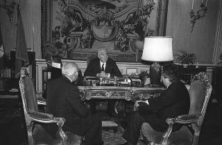 Incontro del Presidente della Repubblica Francesco Cossiga con Ramon Sugranyes De Franch, presidente dell'Istituto internazionale "Jacques Maritain", con il segretario generale Roberto Papini