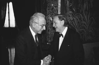 Il Presidente della Repubblica Francesco Cossiga saluta il maestro Jörg Demus in occasione del Concerto per fortepiano tenuto al Palazzo del Quirinale