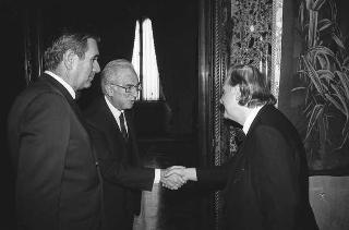 Il Presidente della Repubblica Francesco Cossiga saluta il maestro Jörg Demus in occasione del Concerto per fortepiano tenuto al Palazzo del Quirinale