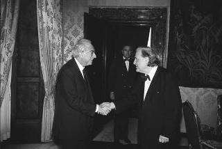 Il Presidente della Repubblica Francesco Cossiga saluta il maestro Jörg Demus in occasione del Concerto per fortepiano tenuto al Palazzo del Quirinale