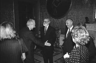 Il Presidente della Repubblica Francesco Cossiga saluta il maestro Jörg Demus in occasione del Concerto per fortepiano tenuto al Palazzo del Quirinale