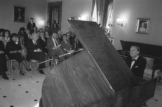 Il Presidente della Repubblica Francesco Cossiga saluta il maestro Jörg Demus in occasione del Concerto per fortepiano tenuto al Palazzo del Quirinale