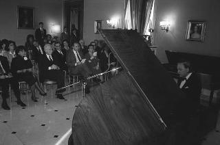Il Presidente della Repubblica Francesco Cossiga saluta il maestro Jörg Demus in occasione del Concerto per fortepiano tenuto al Palazzo del Quirinale